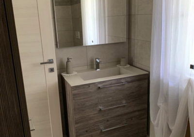 arredo bagno, tinte rilassanti, lavabo con cassettiera