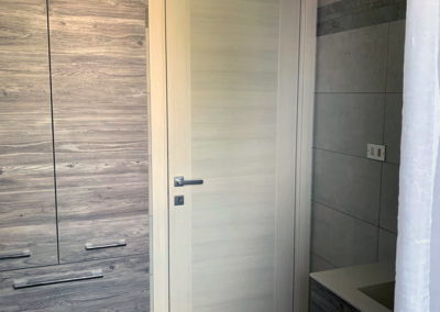 arredo bagno, tinte rilassanti tono su tono, armadio e porta